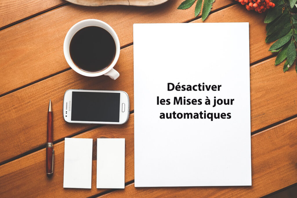 Image montrant une un bureau avec une tasse de café, un smartphone, un stylo, deux petits blocs-notes et une feuille de papier.
