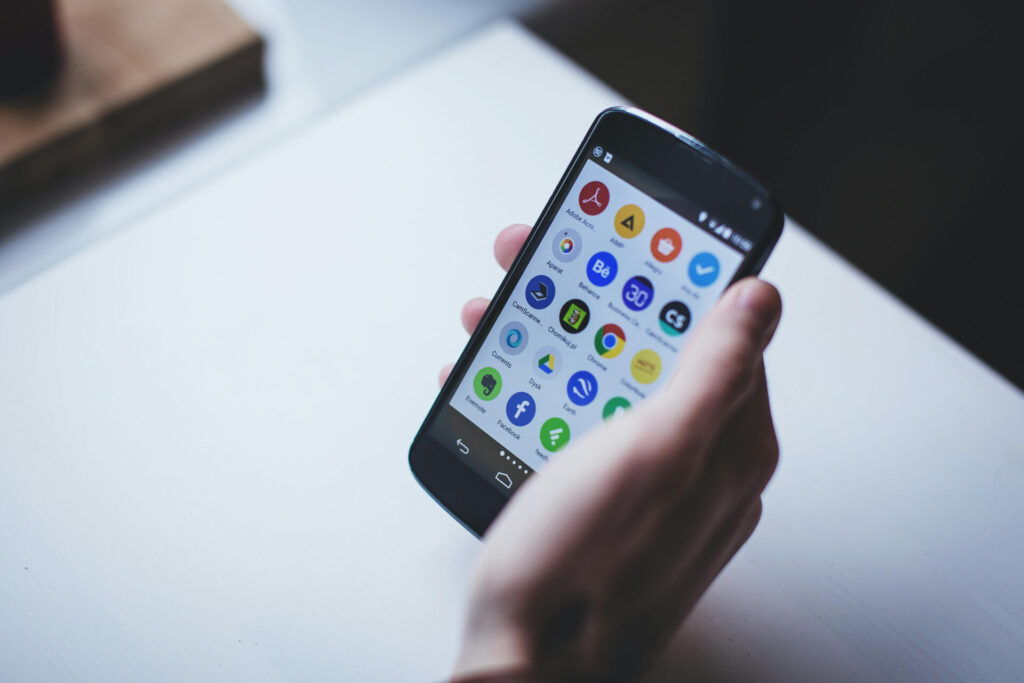 Image montrant une main tenant un smartphone Android.