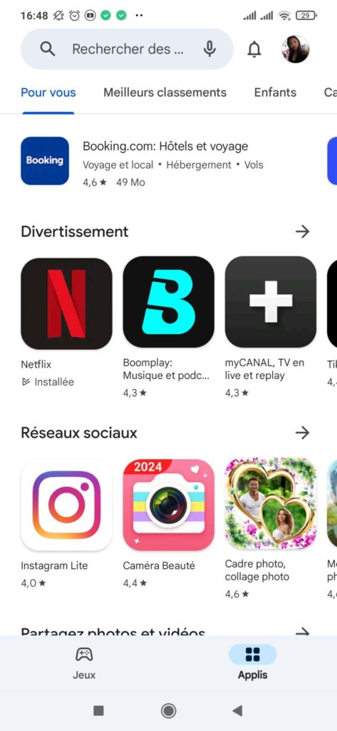 Capture d'écran, image montrant l'écran d'un smartphone affichant la page d'accueil du Google Play Store, avec des applications.