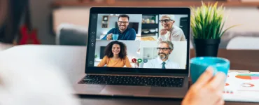 Logiciels de contrôle à distance : image, photo d'une personne en train de faire une vidéo conférence.