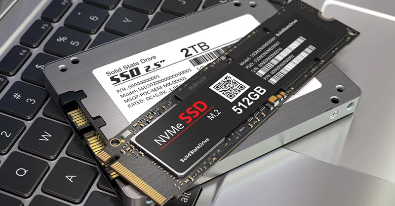 Image, photo affichant disque dur SSD et NVMe SSD sur un ordinateur portable.