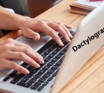 Dactylographie : image, photo de mains d'une personne, une femme en train de taper sur un ordinateur portable, un laptop.