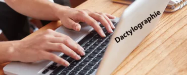 Dactylographie : image, photo de mains d'une personne, une femme en train de taper sur un ordinateur portable, un laptop.