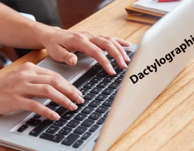 Dactylographie : image, photo de mains d'une personne, une femme en train de taper sur un ordinateur portable, un laptop.