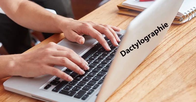 Dactylographie : image, photo de mains d'une personne, une femme en train de taper sur un ordinateur portable, un laptop.