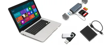 Formater un support : image, photo représentant un ordinateur portable ouvert, avec une clé USB, un disque dur externe et une carte SD posés à côté.