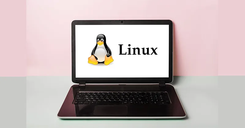 Linux : image, photo d'un ordinateur portable ouvert avec un écran qui montre le logo Linux.