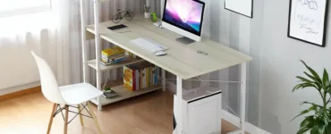 Rendre son PC rapide : image, photo Un bureau à la maison, simple et épuré (style minimaliste), avec un ordinateur de bureau allumé.
