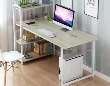 Rendre son PC rapide : image, photo Un bureau à la maison, simple et épuré (style minimaliste), avec un ordinateur de bureau allumé.