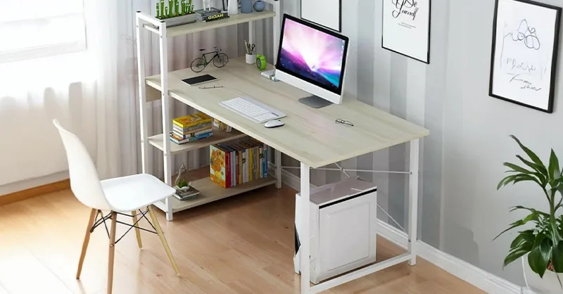 Rendre son PC rapide : image, photo Un bureau à la maison, simple et épuré (style minimaliste), avec un ordinateur de bureau allumé.