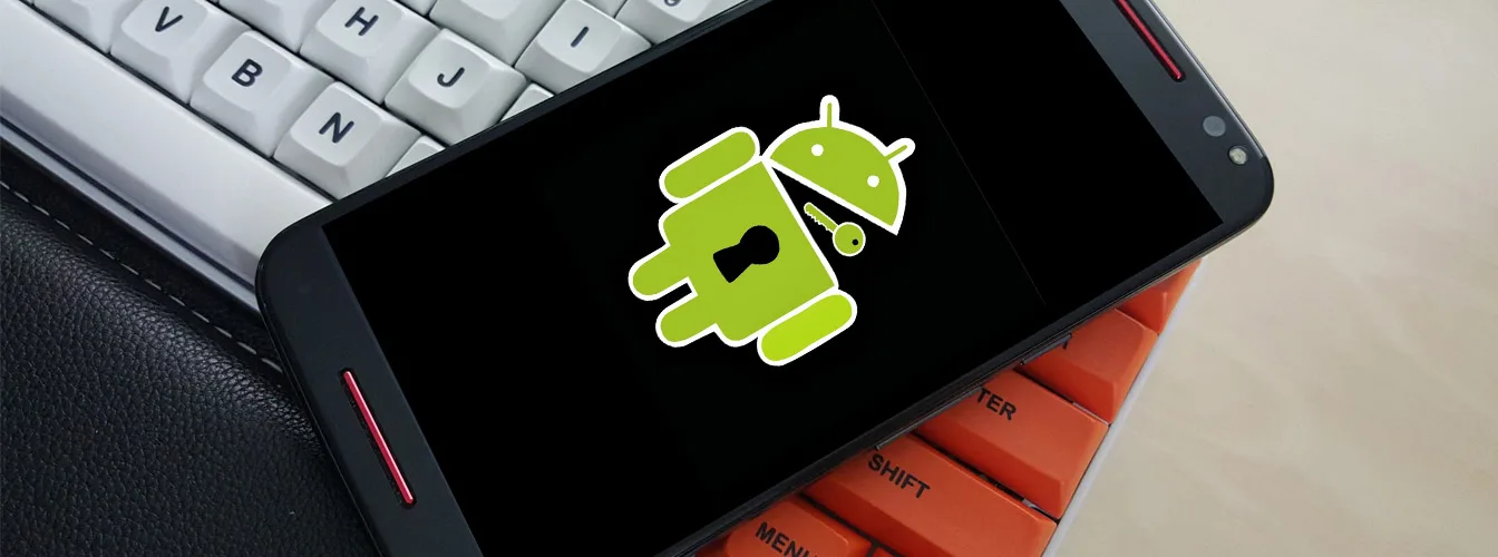 Rooter un Android : image, photo d'n smartphone Android posé sur un clavier avec le symbole d'Android déverroulé.