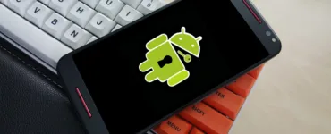 Rooter un Android : image, photo d'n smartphone Android posé sur un clavier avec le symbole d'Android déverroulé.