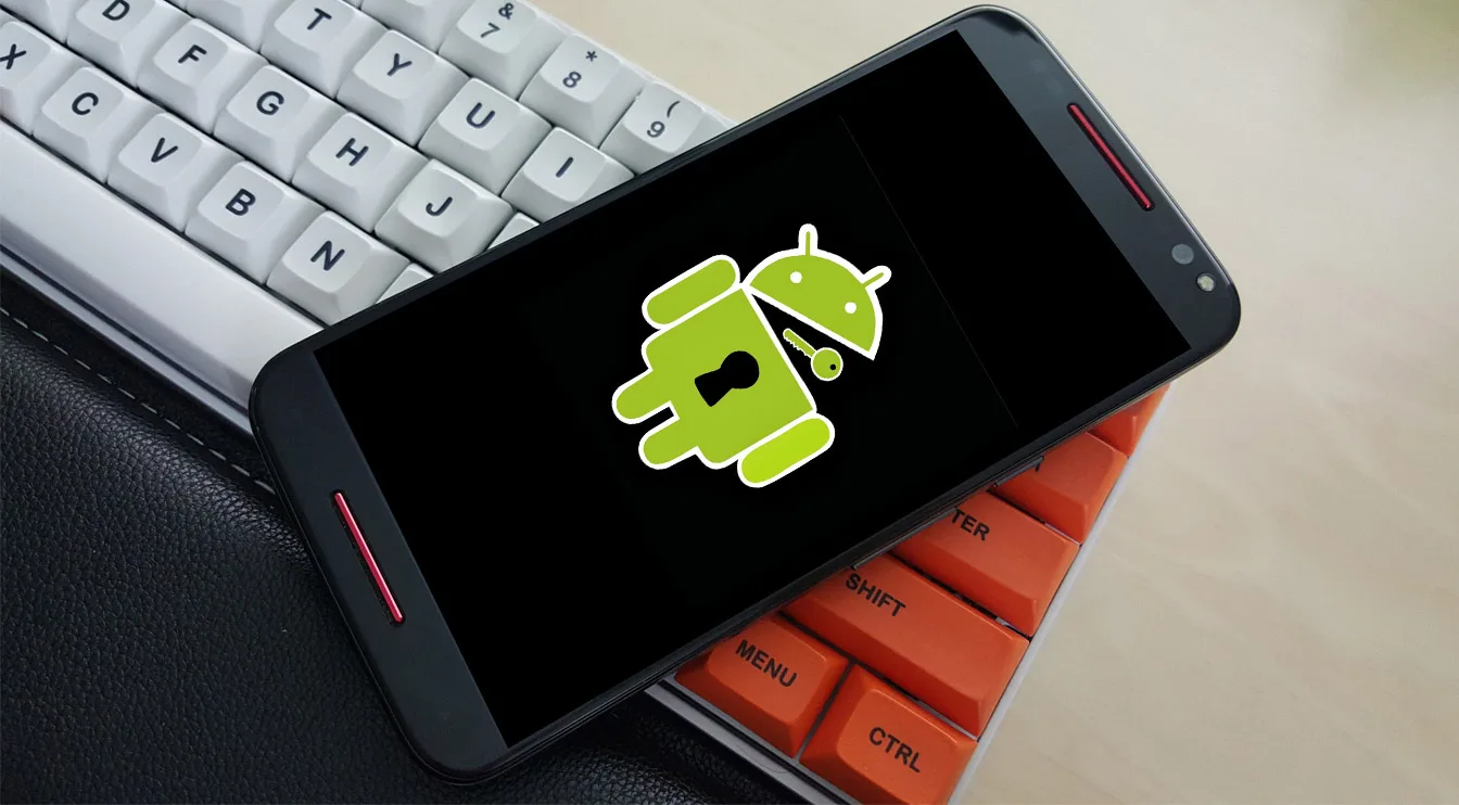 Rooter un Android : image, photo d'n smartphone Android posé sur un clavier avec le symbole d'Android déverroulé.
