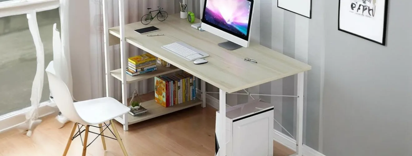 Essentiel pour PC : image, photo d'un bureau moderne avec un ordinateur portable ou un PC de bureau posé dessus.