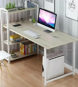 Essentiel pour PC : image, photo d'un bureau moderne avec un ordinateur portable ou un PC de bureau posé dessus.