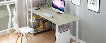 Essentiel pour PC : image, photo d'un bureau moderne avec un ordinateur portable ou un PC de bureau posé dessus.