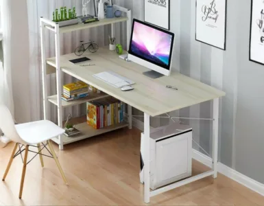 Essentiel pour PC : image, photo d'un bureau moderne avec un ordinateur portable ou un PC de bureau posé dessus.