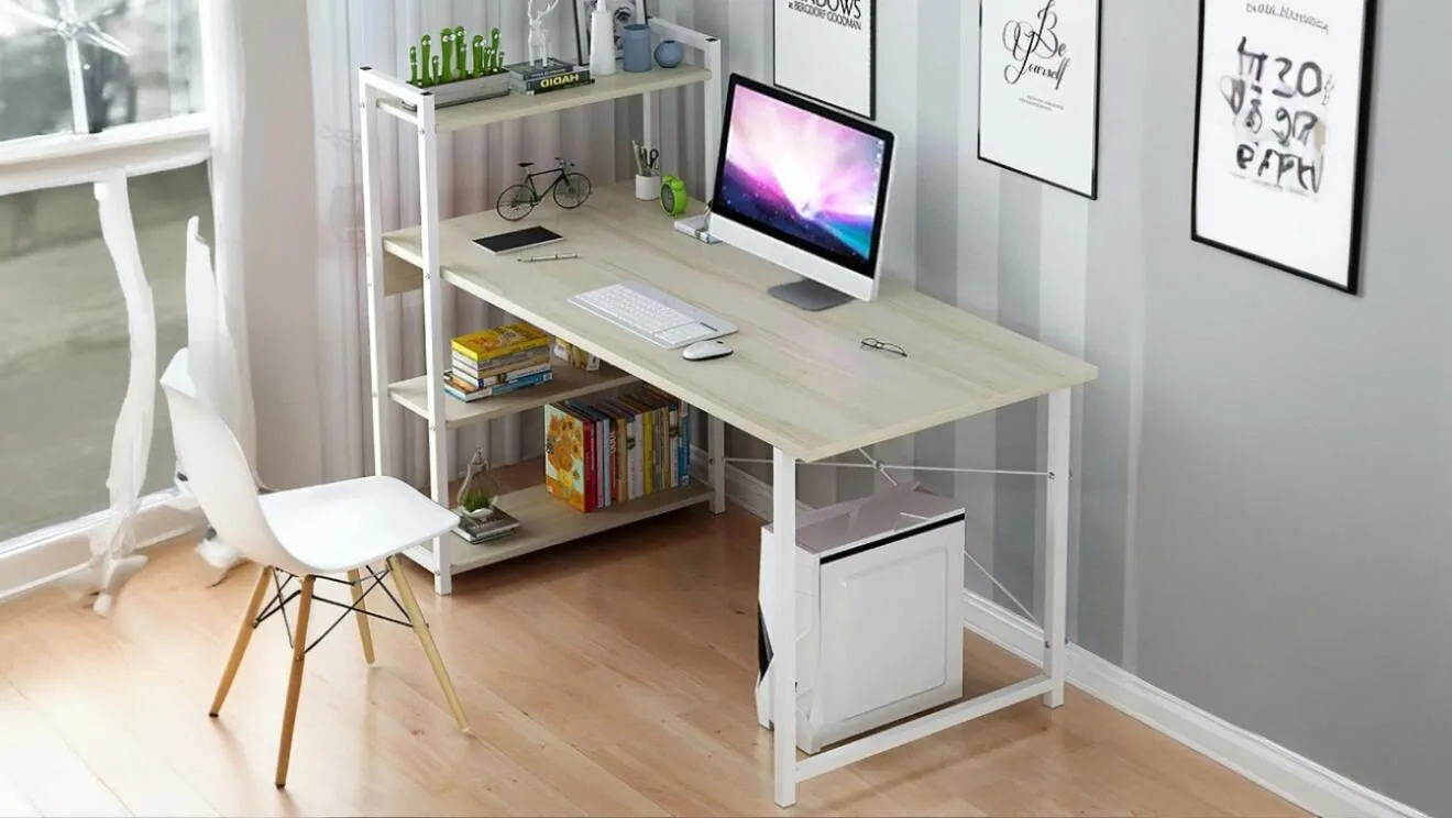 Essentiel pour PC : image, photo d'un bureau moderne avec un ordinateur portable ou un PC de bureau posé dessus.