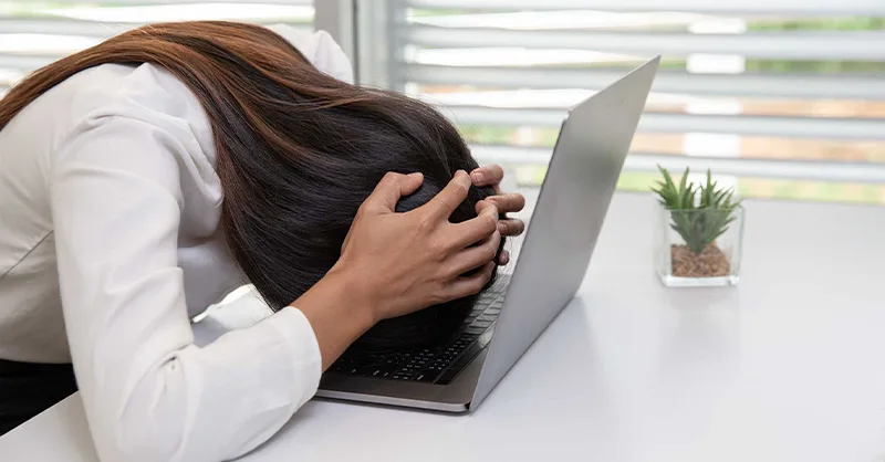 PC qui ne démarre plus : Image, photo d'une personne frustrée avec un ordinateur portable qui ne fonctionne pas.