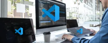 Image, photo d'un bureau de développeur avec le logo VS Code ou Visual Studio Code.