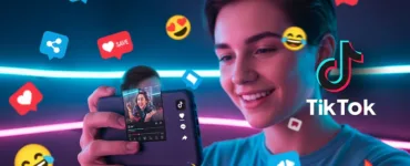 TikTok : image, photo d'une personne (jeune, souriante) qui tient un smartphone en train de regarder ou filmer une vidéo TikTok.