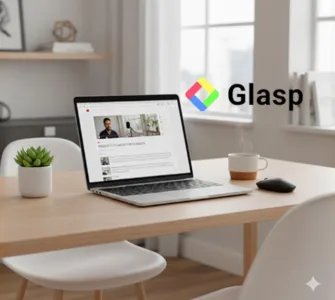 Glasp : outil gratuit pour les étudiants et curieux du web. Image, photo représentant un bureau minimaliste avec un ordinateur portable ouvert sur une page web (type article ou YouTube).