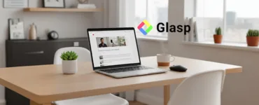 Glasp : outil gratuit pour les étudiants et curieux du web. Image, photo représentant un bureau minimaliste avec un ordinateur portable ouvert sur une page web (type article ou YouTube).