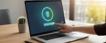 Comment nettoyer votre PC sans rien installer : image ou photo d'n ordinateur portable ouvert, posé sur un bureau clair et propre, avec une main en train de cliquer sur un bouton « Nettoyer » ou une icône de corbeille.