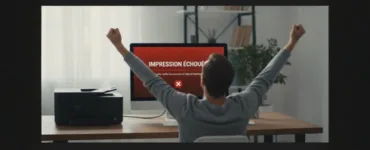 Imprimante qui n’imprime plus ? La solution express : image ou photo d'un bureau à la maison avec une imprimante posée sur un bureau, un écran d’ordinateur affichant un message d’erreur "Impression échouée".