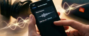 Personnaliser la sonnerie d’un téléphone : image ou phone d'une main qui tient un smartphone affichant l'écran des réglages de sonnerie.