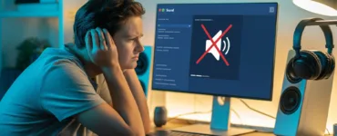 Plus de son après avoir formaté l'ordinateur : image ou photo d'une personne frustré devant son ordinateur, l'air confus. L'écran montre une fenêtre de réglage du son avec une icône de haut-parleur barrée en rouge.