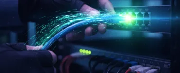 Serveur FTP : image ou photo de câble réseau connecté à un serveur ou routeur.