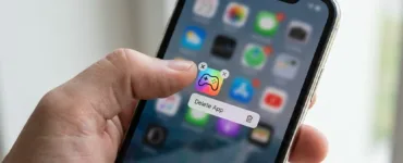 Supprimer une application sur mon téléphone : image ou photo d'un martphone avec icônes d’applications en surbrillance ou floues.