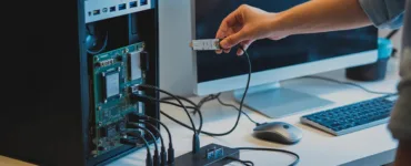 Ajouter un port : image ou photo d'un PC portable ou une tour ouverte montrant ses composants, des câbles, un hub USB, une station d’accueil et des périphériques tous connectés.