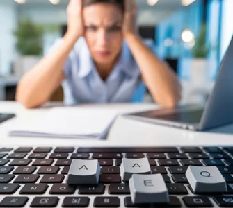 Réparer un clavier : image ou photo d'un clavier d’ordinateur en gros plan, avec quelques touches en désordre ou déplacées. D'un utilisateur frustré devant son écran.