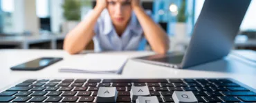 Réparer un clavier : image ou photo d'un clavier d’ordinateur en gros plan, avec quelques touches en désordre ou déplacées. D'un utilisateur frustré devant son écran.