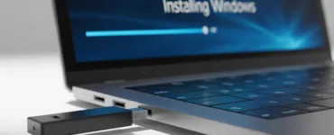 Clé USB bootable : image ou photo d'une clé USB branchée avec écran d’installation en arrière-plan.