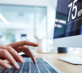 Dactylographie : image ou photo d'plan rapproché d’un clavier d’ordinateur avec des mains en train de taper rapidement, avec un léger flou de mouvement sur les doigts pour montrer la vitesse.