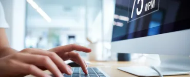 Dactylographie : image ou photo d'plan rapproché d’un clavier d’ordinateur avec des mains en train de taper rapidement, avec un léger flou de mouvement sur les doigts pour montrer la vitesse.