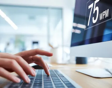Dactylographie : image ou photo d'plan rapproché d’un clavier d’ordinateur avec des mains en train de taper rapidement, avec un léger flou de mouvement sur les doigts pour montrer la vitesse.