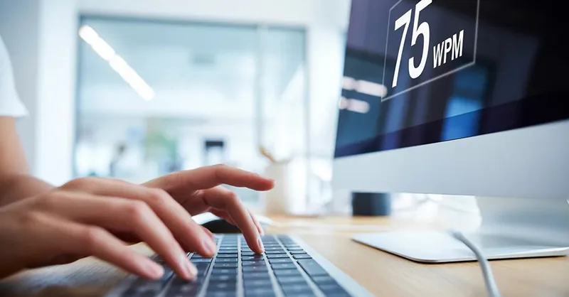 Dactylographie : image ou photo d'plan rapproché d’un clavier d’ordinateur avec des mains en train de taper rapidement, avec un léger flou de mouvement sur les doigts pour montrer la vitesse.