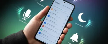 Fonctions cachées sur smartphone Android : image ou photo smartphone Android vu en gros plan, tenu dans une main, avec l’écran ouvert sur les paramètres. Autour du téléphone, des icônes flottantes légèrement lumineuses représentent : un cadenas, un éclair, un micro, une lune, une cloche.