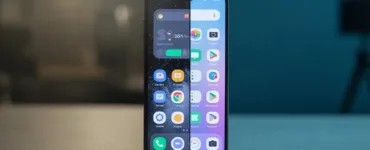 Android lent : image ou photo d'un smartphone au centre de l’image, séparé en deux parties. À gauche, un téléphone lent avec écran figé, icônes en désordre, une barre de chargement bloquée et une ambiance sombre 😤 À droite, le même téléphone propre, rapide, avec un écran fluide, lumineux et des icônes bien rangées 🚀