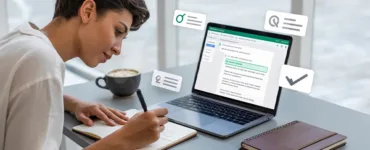 Grammarly : image ou photo moderne et professionnelle avec :un ordinateur portable ouvert affichant l’interface de Grammarly, une personne débutante en train d’écrire avec un air concentré,😊 des corrections vertes visibles sur l’écran, carnet, café, stylo, icônes de correction.