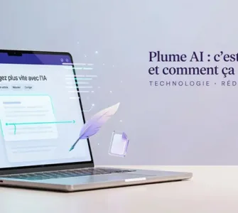 Plume AI : image ou photo montrant un bureau minimaliste et élégant avec un ordinateur portable ouvert au centre, affichant une interface d’intelligence artificielle claire et lumineuse.