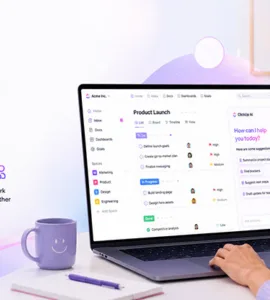 ClickUp AI : image ou photo montrant un espace de travail numérique sur un ordinateur portable. L’écran affiche une interface de gestion de projet avec des tâches. Une personne souriante travaille devant l'écran.