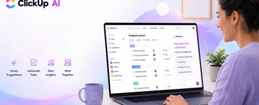 ClickUp AI : image ou photo montrant un espace de travail numérique sur un ordinateur portable. L’écran affiche une interface de gestion de projet avec des tâches. Une personne souriante travaille devant l'écran.