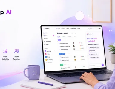ClickUp AI : image ou photo montrant un espace de travail numérique sur un ordinateur portable. L’écran affiche une interface de gestion de projet avec des tâches. Une personne souriante travaille devant l'écran.