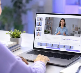 HeyGen : image ou photo d'une personne devant un ordinateur portable, sans caméra ni studio de tournage. Sur l'écran, un avatar ia réaliste présente une vidéo professionnelle.