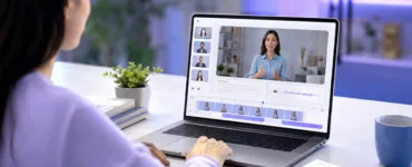 HeyGen : image ou photo d'une personne devant un ordinateur portable, sans caméra ni studio de tournage. Sur l'écran, un avatar ia réaliste présente une vidéo professionnelle.